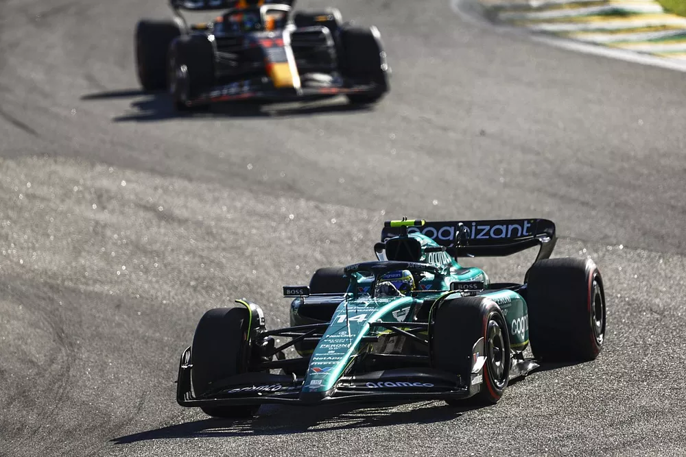 Fernando Alonso, Aston Martin AMR23, Sergio P&eacute;rez, Red Bull Racing RB19