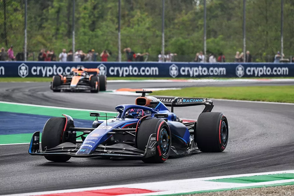 Alex Albon, Williams FW45, Oscar Piastri, McLaren MCL60