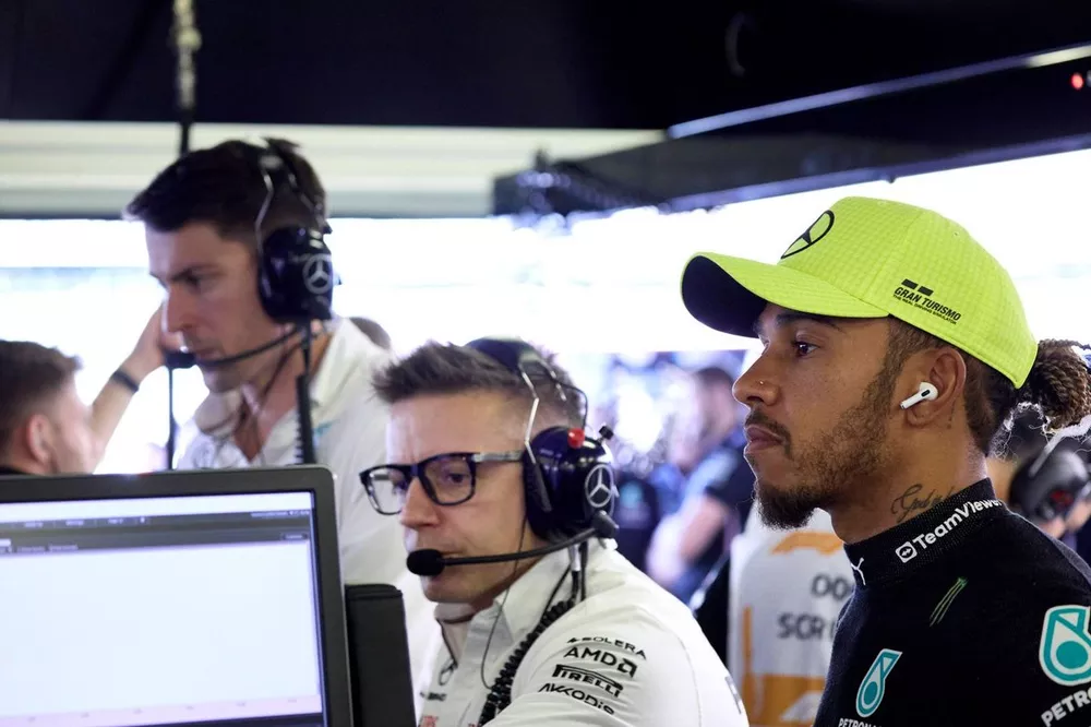 Lewis Hamilton, Mercedes-AMG, con Peter Bonnington, Ingeniero Jefe de Carrera, Mercedes AMG