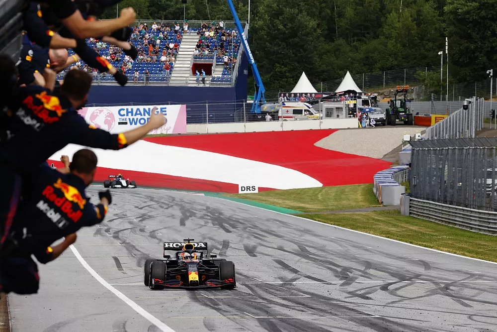 Max Verstappen, Red Bull Racing RB16B, passe la ligne d'arriv&eacute;e en vainqueur 
