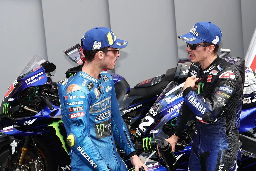 Segundo lugar Maverick Vi&ntilde;ales, Yamaha Factory Racing, tercer lugar Joan Mir, Team Suzuki MotoGP