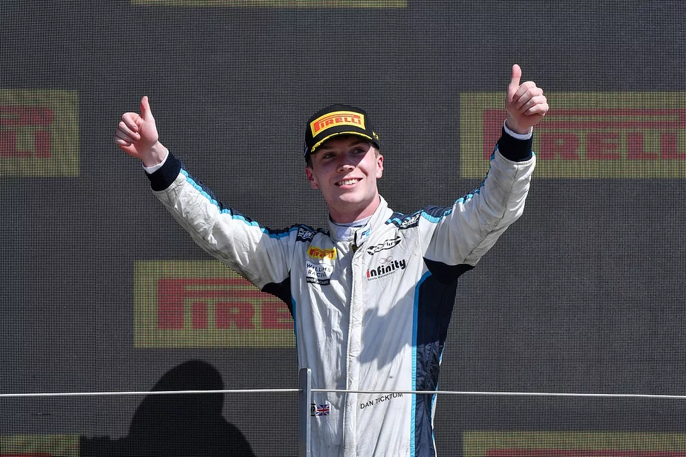 Podio: tercer lugar Dan Ticktum, Carlin