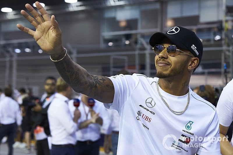 Mercedes: Hamilton a kifutón, majd rock and roll a pályán