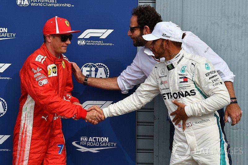Ganador de la pole Kimi Raikkonen, Ferrari celebra en parc ferme con Lewis Hamilton, Mercedes AMG F1 