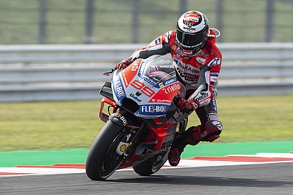 Lorenzo polverizza il record di Misano: seconda pole di fila nel dominio Ducati