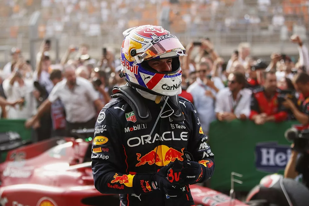 Max Verstappen, Red Bull Racing, f&ecirc;te sa victoire en arrivant dans le parc ferm&eacute;