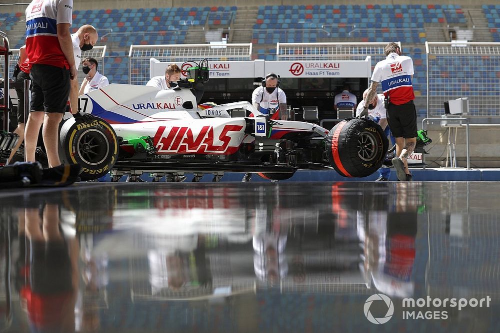 Ingenieros de Haas con el coche de Mick Schumacher, Haas VF-21 