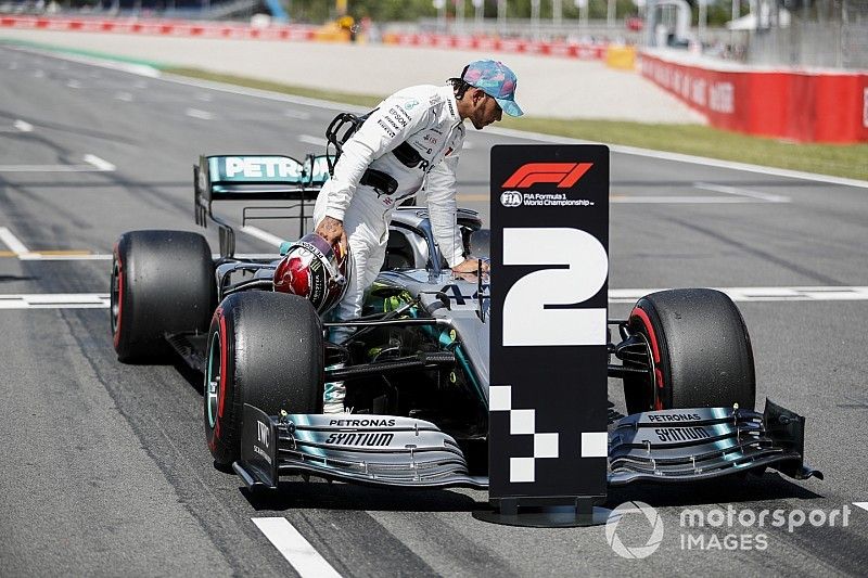 Lewis Hamilton, Mercedes AMG F1 W10, inspecciona su coche despu&eacute;s de clasificarse segundo en la parrilla