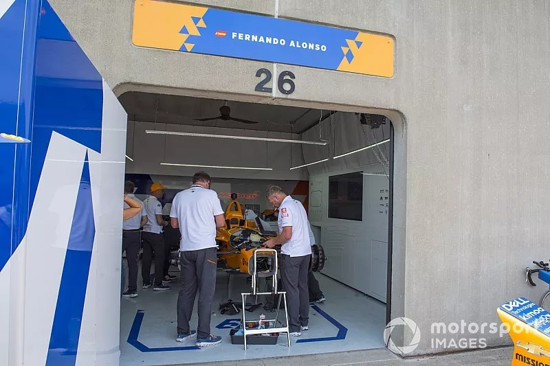 L'&eacute;quipe de Fernando Alonso, McLaren Racing Chevrolet, pr&eacute;pare le mulet