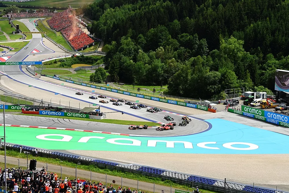 Max Verstappen, Red Bull Racing RB19, Charles Leclerc, Ferrari SF-23, Carlos Sainz, Ferrari SF-23, the rest of the field at the start
