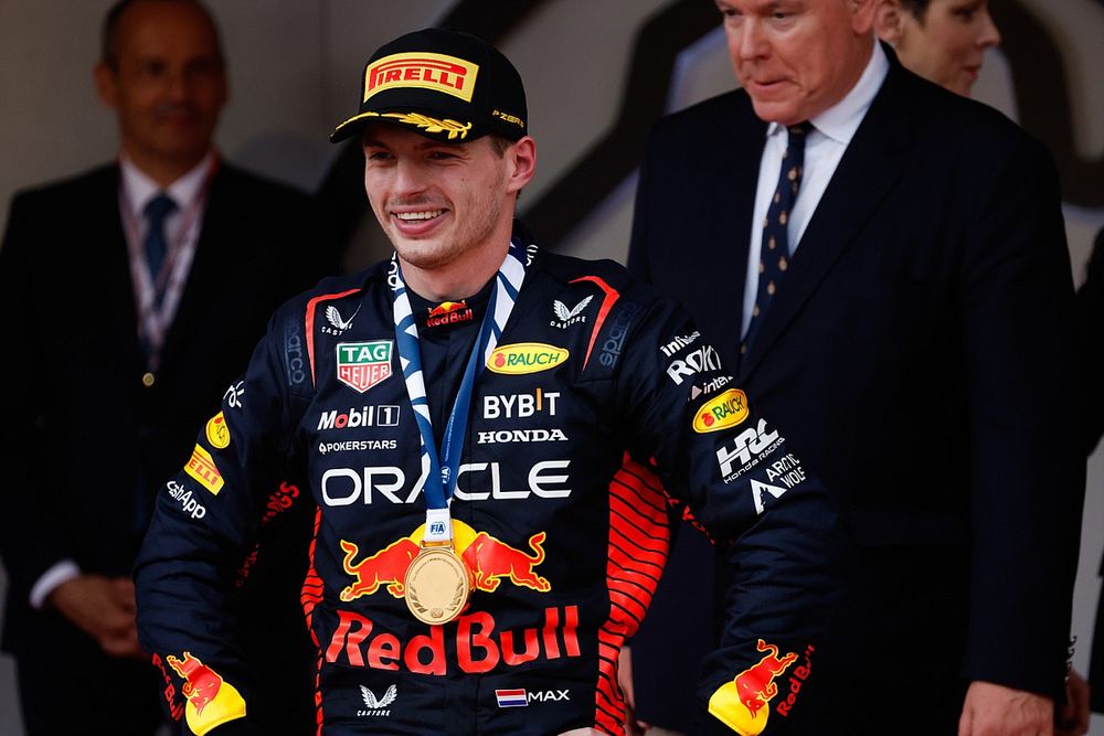 Max Verstappen, Red Bull Racing, 1ª posición, en el podio con su medalla de la FIA.