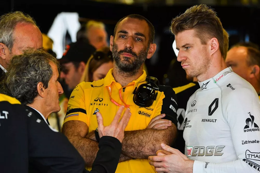 Alain Prost avec Cyril Abiteboul, directeur g&eacute;n&eacute;ral Renault F1 Team, et Nico Hulkenberg, Renault F1 Team