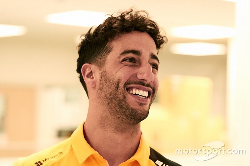 Ricciardo, Renault'nun yarış tulumunu ilk kez giydi