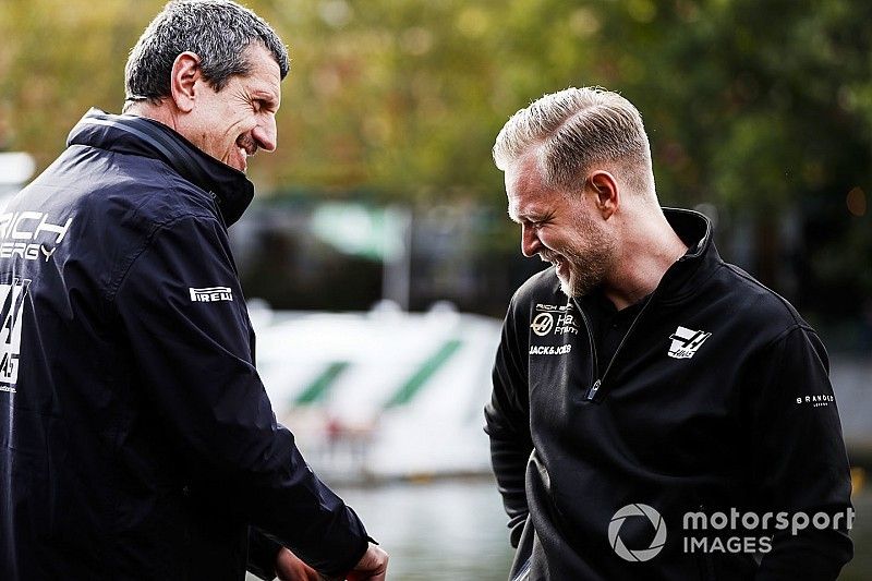 Guenther Steiner, Team Principal, Haas F1 and Kevin Magnussen, Haas F1 Team on the way to the Federation Square event