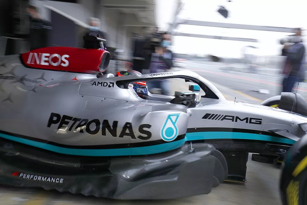 George Russell, Mercedes W13, verlaat de garage