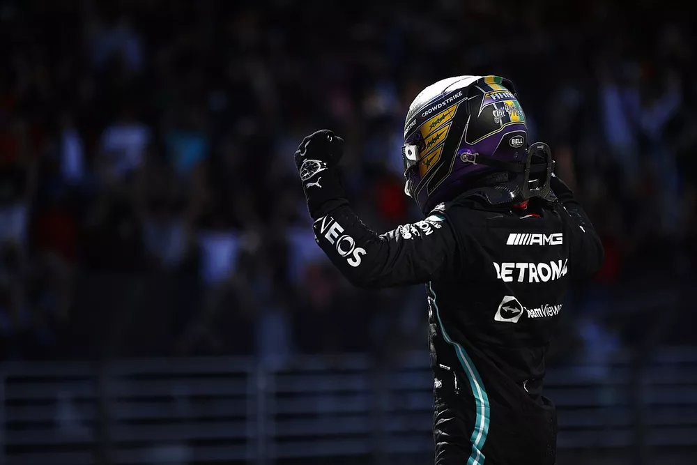 Lewis Hamilton, Mercedes, 1a posizione, festeggia all'arrivo nel Parc Ferme