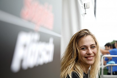 F1-es bajnok akar lenni a gerinctörést szenvedett női pilóta
