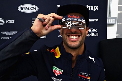 Így tombol az autójában Ricciardo: igazi figura az ausztrál (videó)