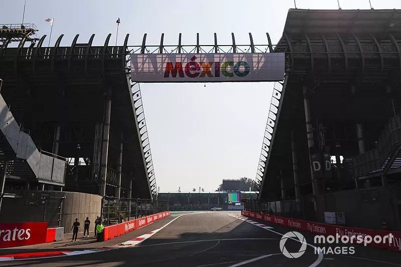Logo de M&eacute;xico en un puente sobre la secci&oacute;n del Foro sol