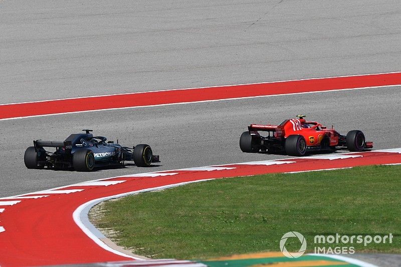 Kimi Raikkonen, Ferrari SF71H y Lewis Hamilton, Mercedes-AMG F1 W09 