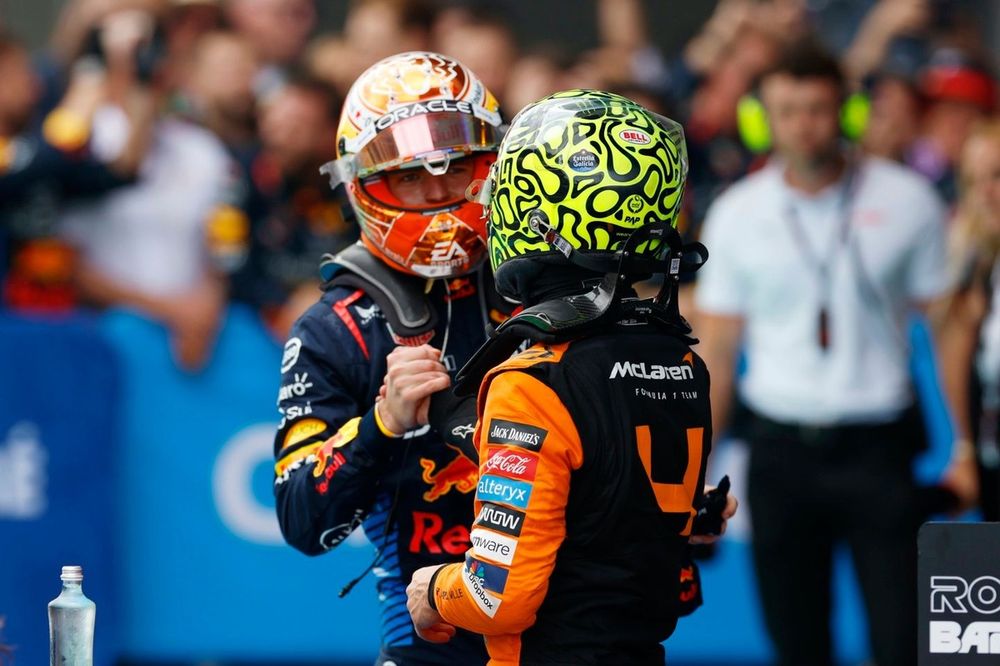 Ganador Max Verstappen, Red Bull Racing, Lando Norris, McLaren F1 Team, se felicitan en Parc Ferme