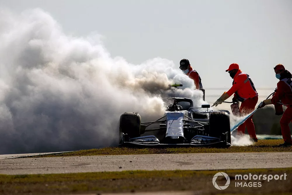 I commissari spengono le fiamme dall'autGasly, AlphaTauri AT01 