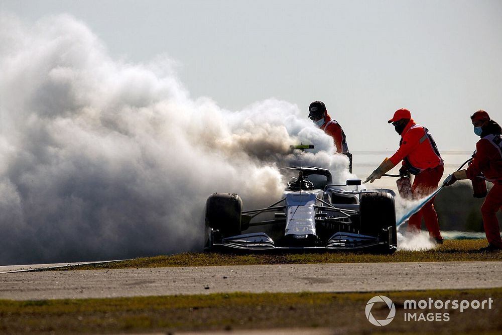 El monoplaza de Pierre Gasly, AlphaTauri AT01 es retirado por los oficiales