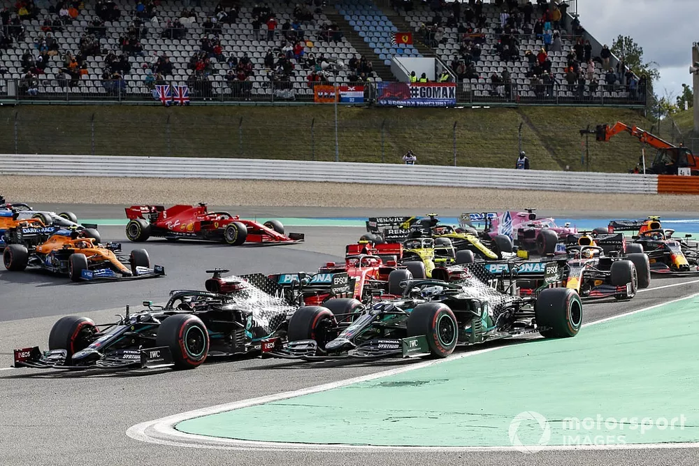 Valtteri Bottas, Mercedes F1 W11, en Lewis Hamilton, Mercedes F1 W11