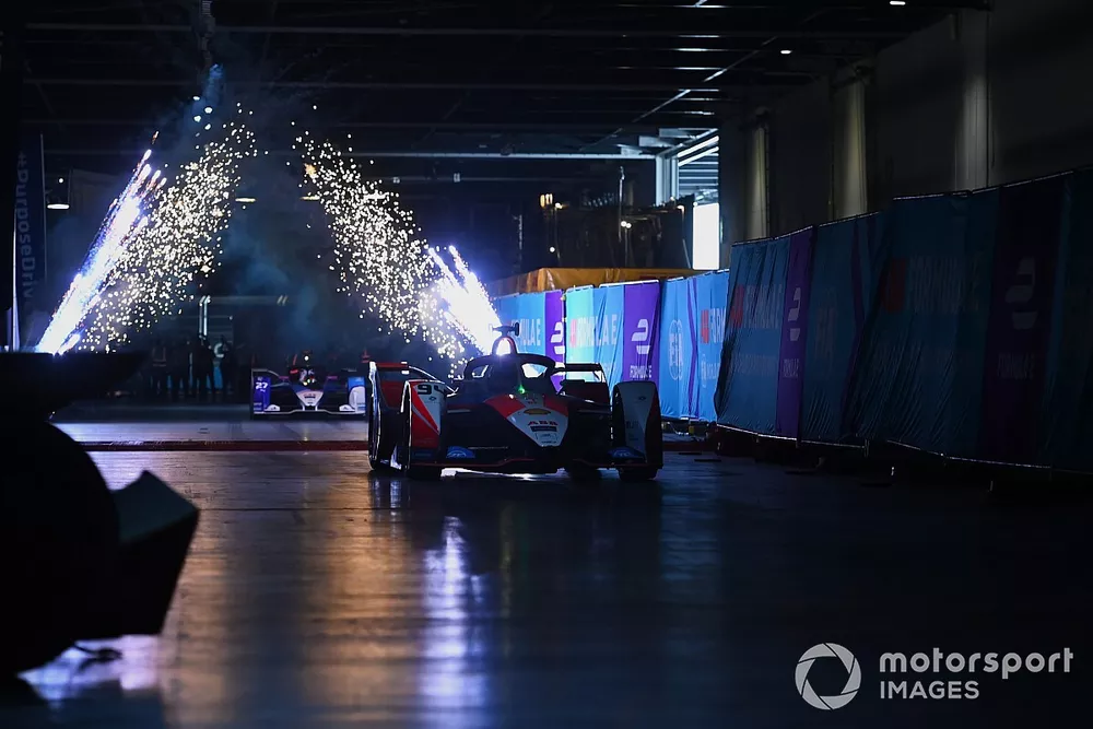 Alex Lynn, Mahindra Racing, M7Electro, 3rd position, Jake Dennis, BMW i Andretti Motorsport, BMW iFE.21, 1st position, drives onto the podium