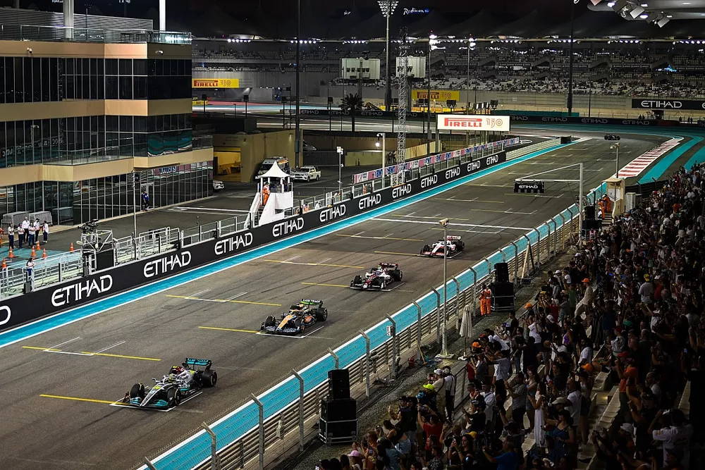 Lewis Hamilton, Mercedes W13, Daniel Ricciardo, McLaren MCL36, Zhou Guanyu, Alfa Romeo C42, Mick Schumacher, Haas VF-22, practice their start procedures at the end of FP2