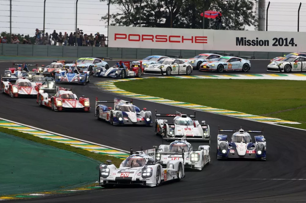 Le départ du WEC à Interlagos en 2014, avec la Porsche 919 Hybrid de Timo Bernhard, Mark Webber et Brendon Hartley en tête