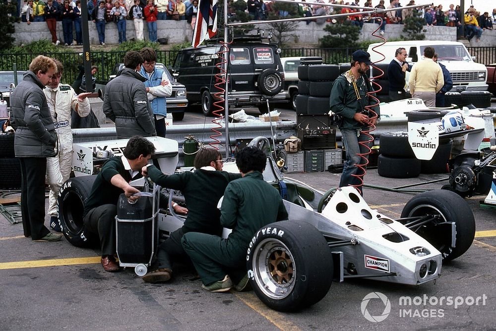 Derek Daly y los mecánicos trabajan en su Williams FW08