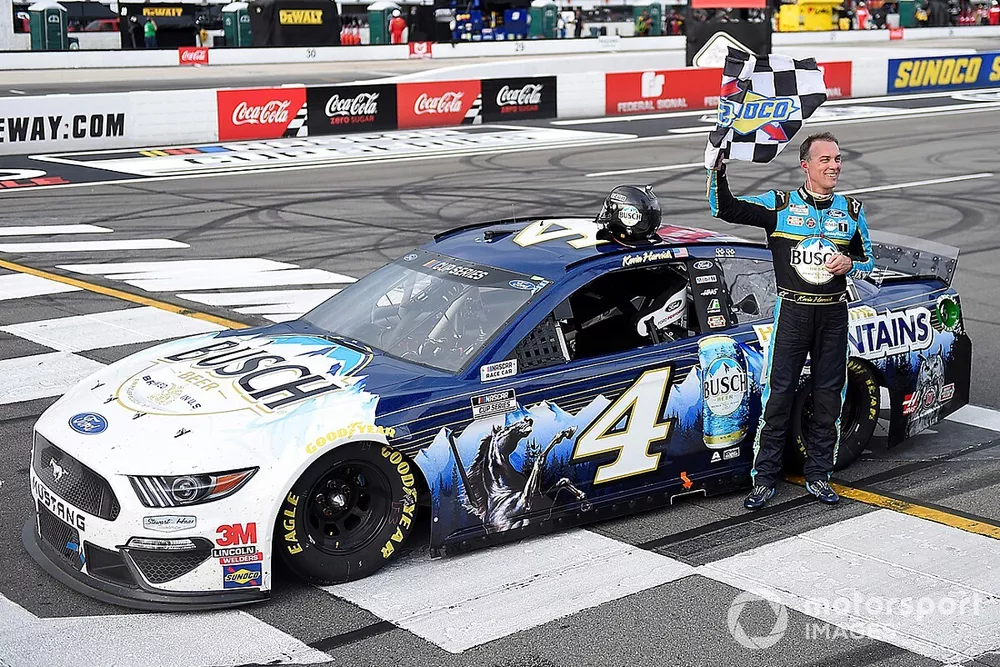 Race Winner Kevin Harvick, Stewart-Haas Racing, Ford Mustang