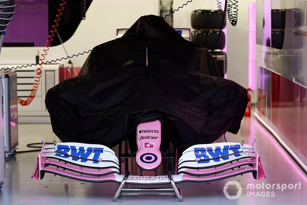 Une Racing Point RP20 recouverte dans son garage