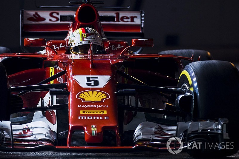Vettel derrota Red Bull e crava pole em Cingapura
