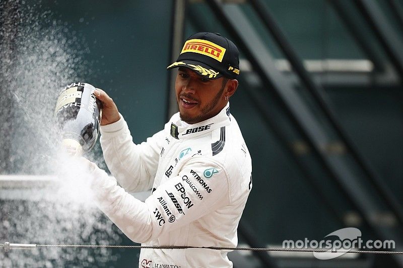 Lewis Hamilton, Mercedes AMG, celebra la victoria por con champagne en el podio