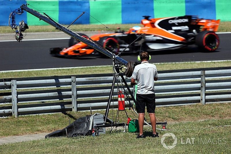 Camar&oacute;grafo de televisi&oacute;n observa a Fernando Alonso, McLaren MCL32