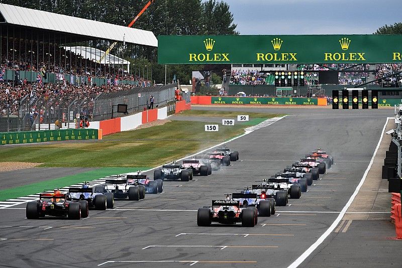 The aborted first start of the race