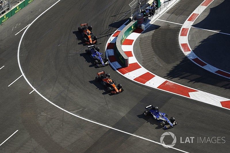 Marcus Ericsson, Sauber C36, Stoffel Vandoorne, McLaren MCL32, Pascal Wehrlein, Sauber C36-Ferrari, 
