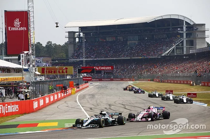 Lewis Hamilton, Mercedes AMG F1 W09, devant Esteban Ocon, Force India VJM11, et Sergey Sirotkin, Williams FW41