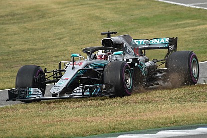 Clamoroso: Hamilton convocato dai commissari per aver tagliato dalla pit lane alla pista