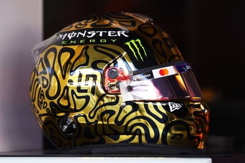 Norris mostra capacete dourado para comemorar primeiro t&iacute;tulo mundial na F1