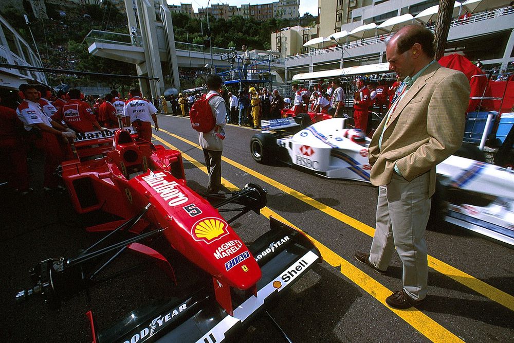 Adrian Newey Echa un vistazo al Ferrari F310 de Michael Schumacher