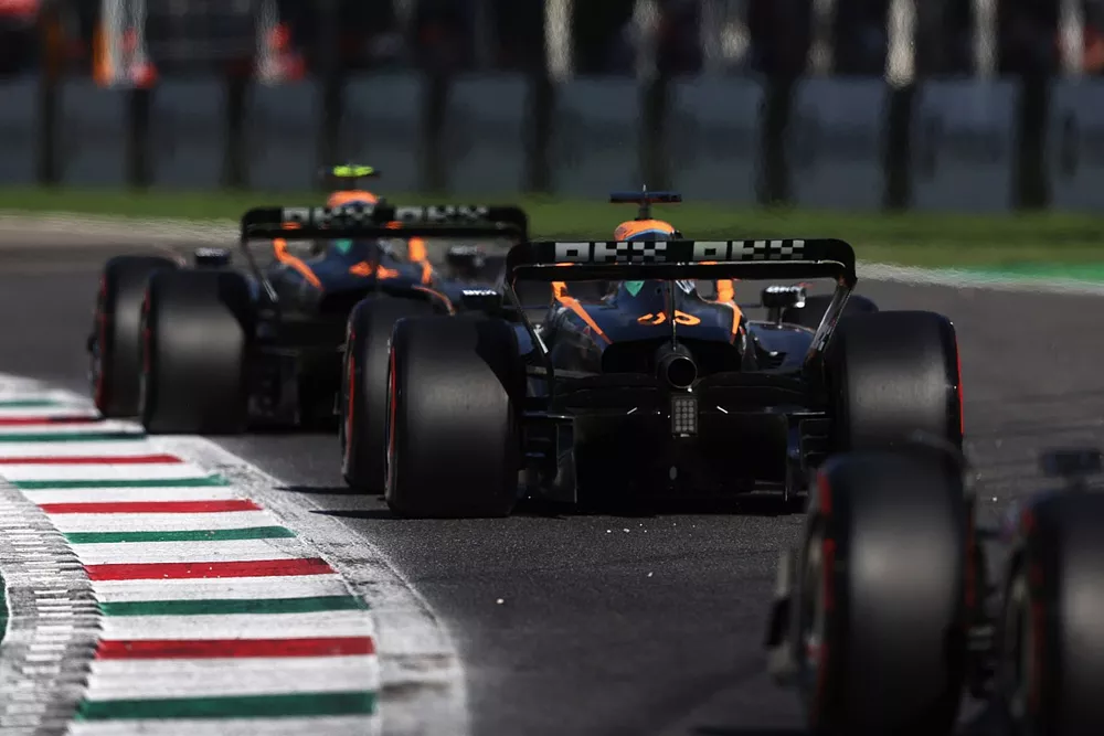 Lando Norris, McLaren MCL36, Daniel Ricciardo, McLaren MCL36