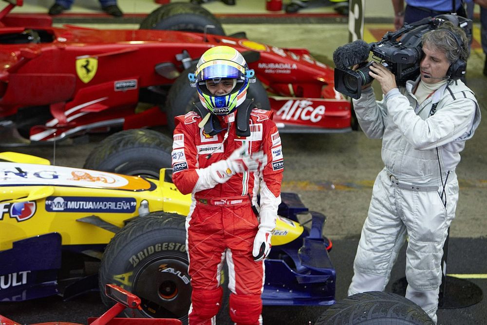 Felipe Massa celebra orgulloso la victoria del GP de Brasil 2008 pese a no ganar el t&iacute;tulo