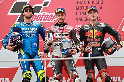 Dovizioso gana una carrera caótica en Valencia
