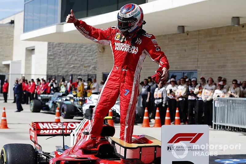 Kimi Raikkonen, Ferrari SF71H, celebra en el Parc Ferme despu&eacute;s de ganar la carrera