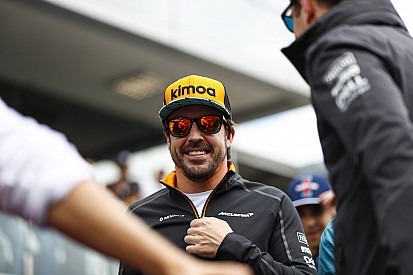 Alonso faz mistério sobre futuro: “Não descarto nada”