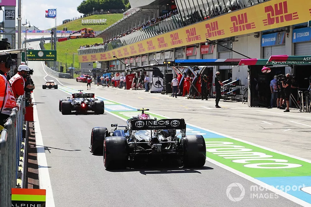 Lewis Hamilton and Valtteri Bottas, Mercedes in the pitlane


