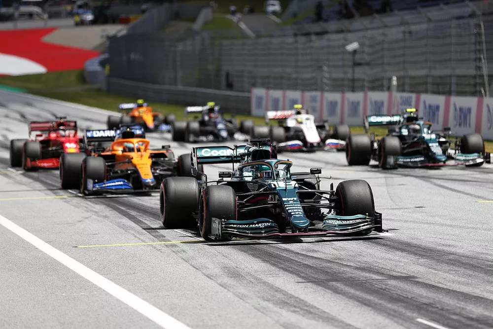 Lance Stroll, Aston Martin AMR21, Daniel Ricciardo, McLaren MCL35M, Sebastian Vettel, Aston Martin AMR21, Charles Leclerc, Ferrari SF21, Mick Schumacher, Haas VF-21, practican la arrancada